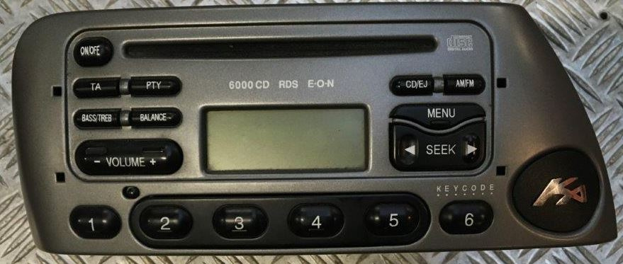 En bilradio med CD-spelare och olika knappar för funktioner.