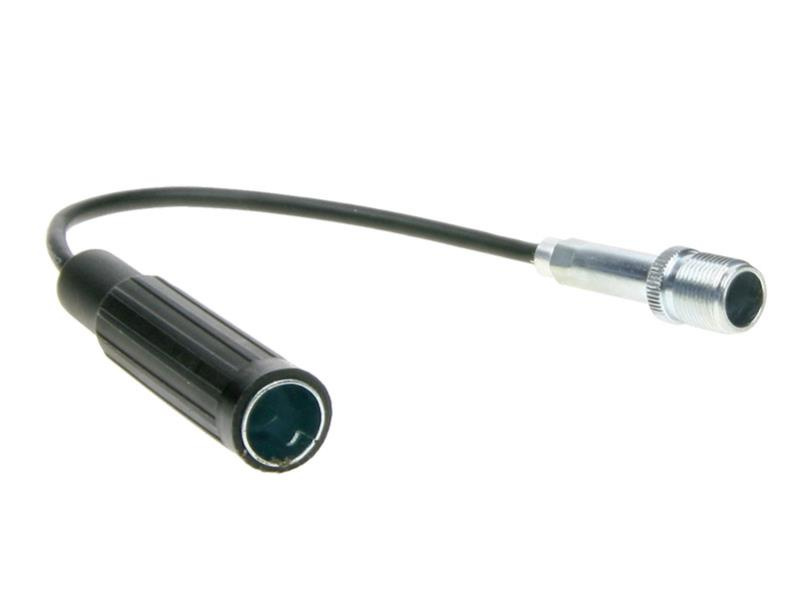 Antennadapter med en ISO-kontakt och en metallanslutning för bilar.