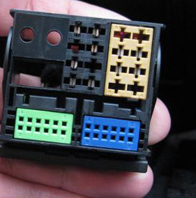 Ett elektriskt kopplingsblock med färgade kontakter för VW isokabel.