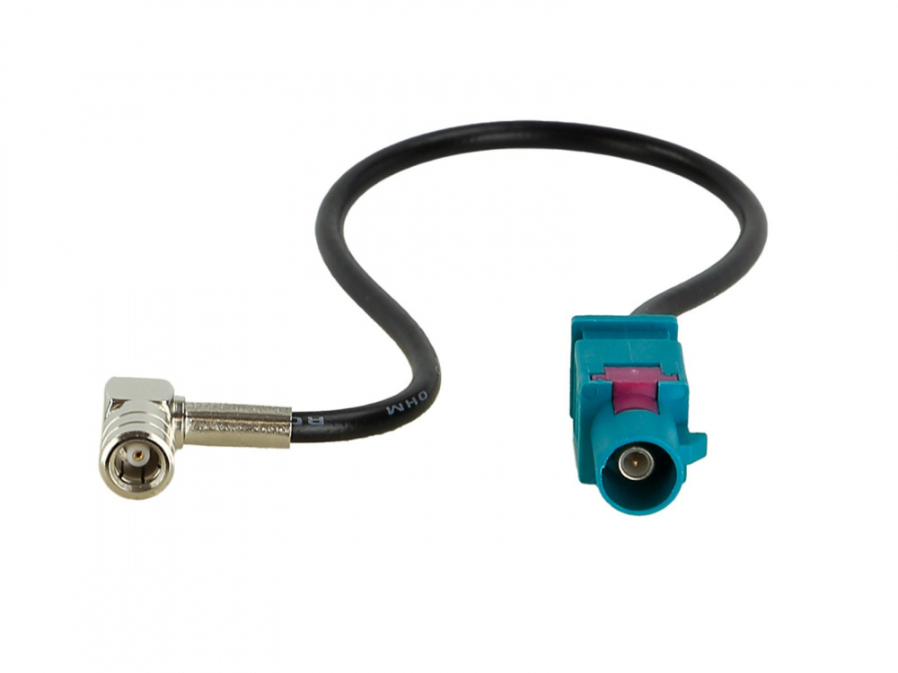 Antennadapter med vinklad Fakra och SMB-kontakt, svart kabel.