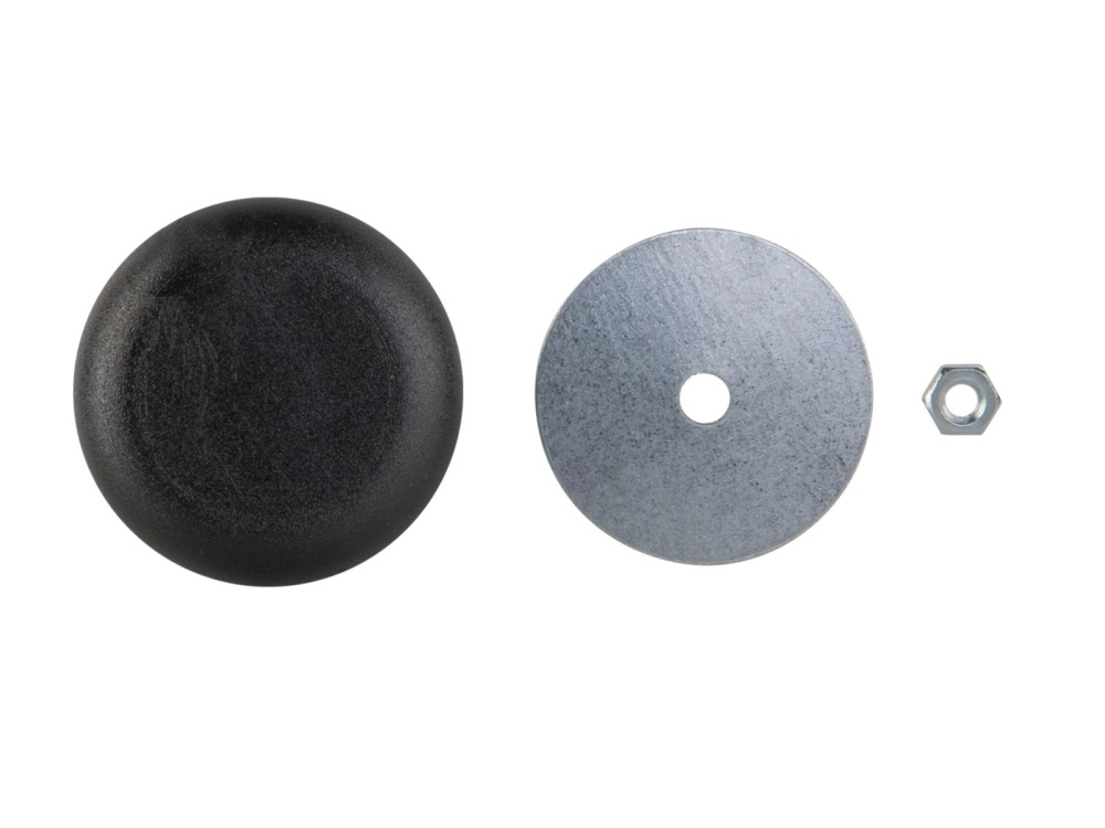 En svart hålplugg med en metallskiva och en mutter bredvid.