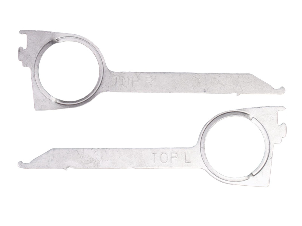Två metallnycklar för att släppa lås, en märkning för höger och en för vänster.