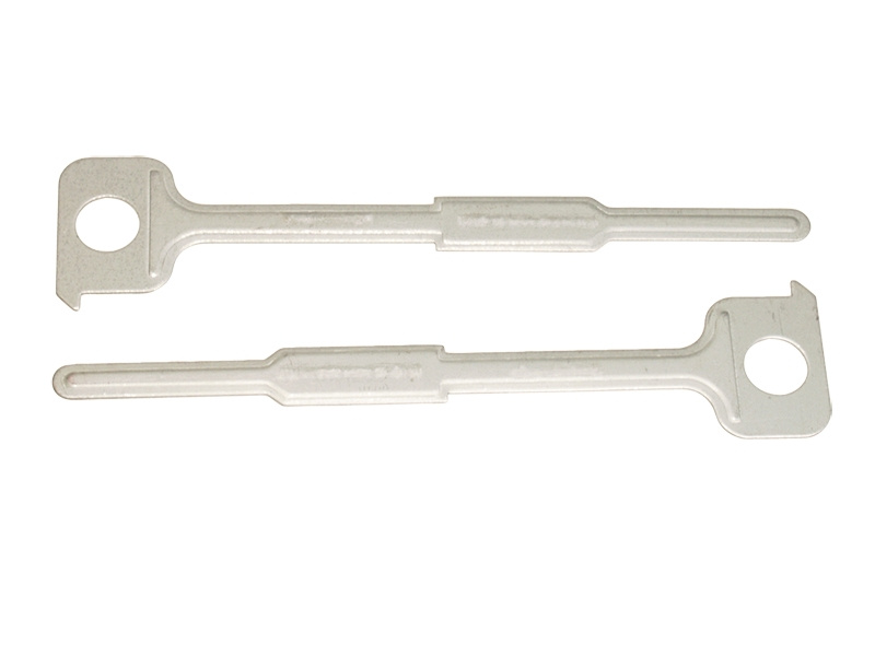 Två metallverktyg med en ögla för att montera Kenwood-produkter.