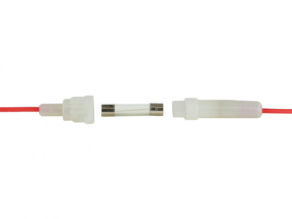 USB-uttag för laddning med 12V till 5V och 2.1A kapacitet.