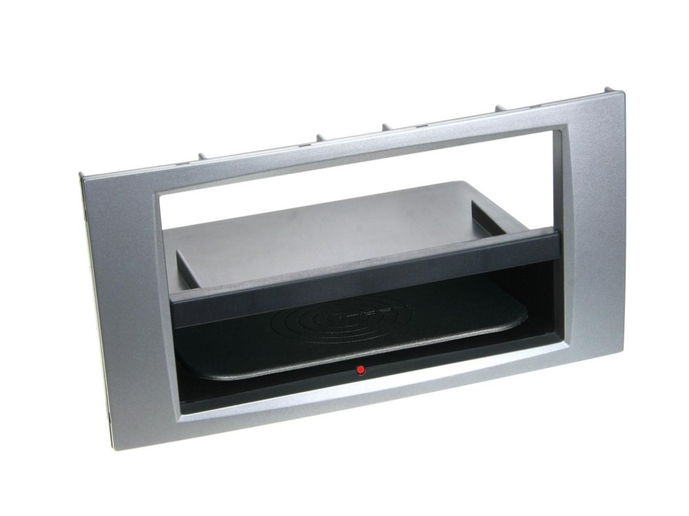 Monteringsram för 2-DIN bilradio, silverfärgad med hylla.