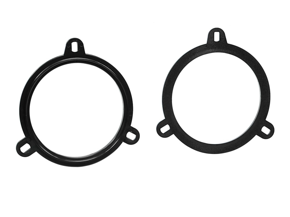 En rund högtalaradapter i svart plast, två delar med monteringshål.