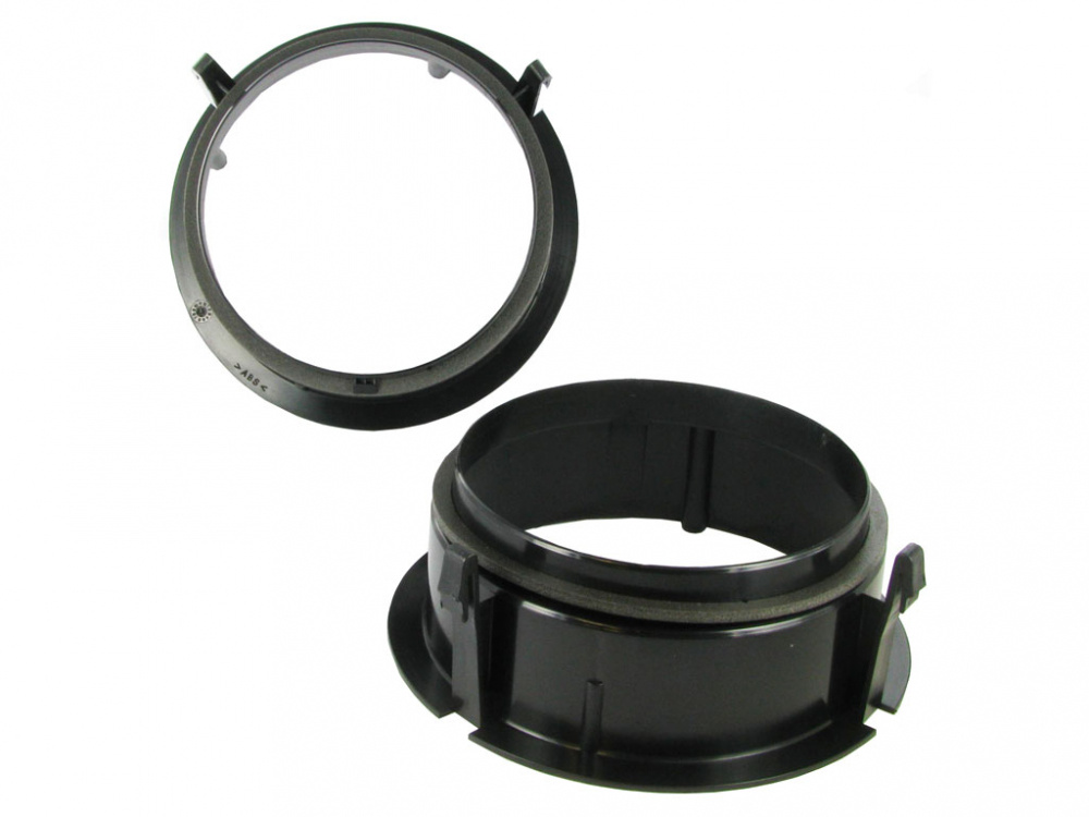 Högtalaradapter för Mercedes E-klass, svart plast, rund form.