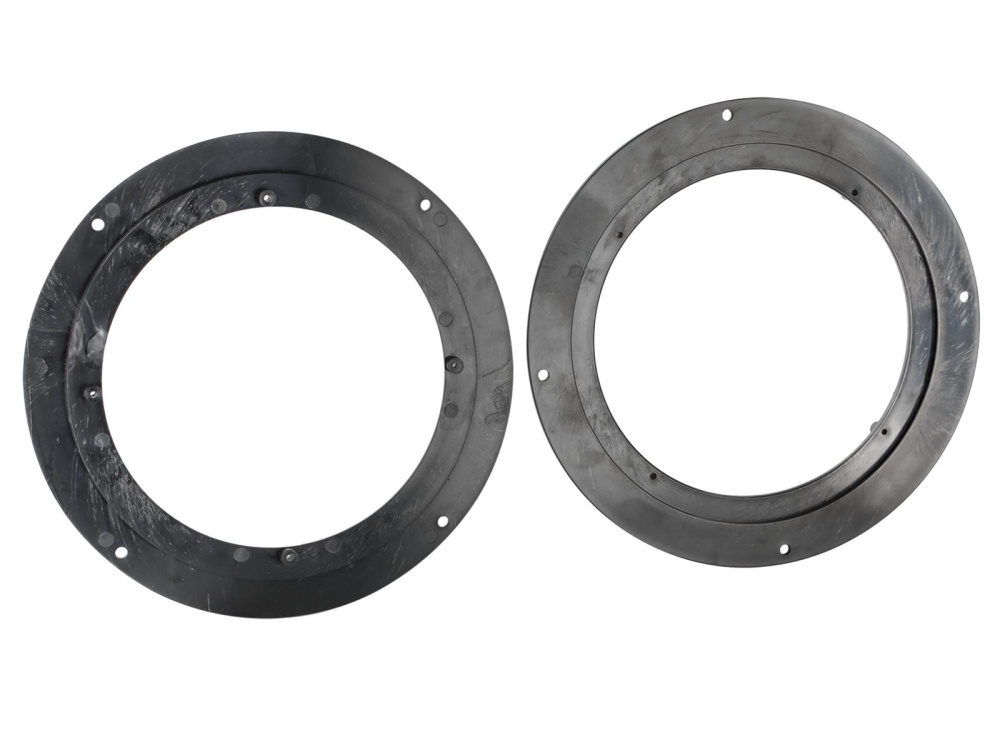 Två svarta högtalaradaptrar i olika storlekar.