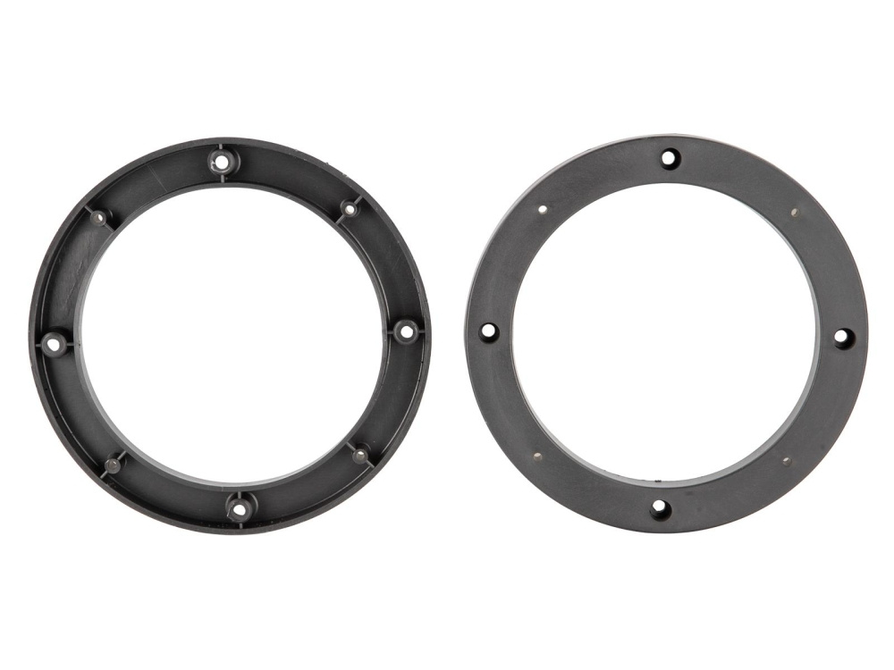 Två runda högtalaradaptrar i plast, Ø130mm, 13mm höjd.