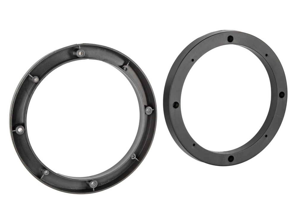 Två svarta högtalaradaptrar, Ø165 mm, 15 mm, i plast.