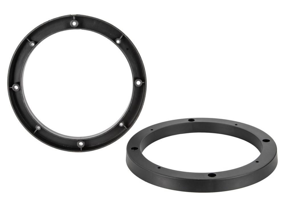 Två svarta högtalaradaptrar i plast med en diameter på 165 mm.