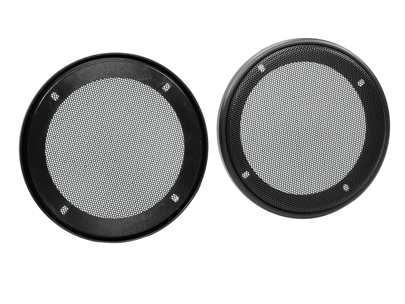 Två svarta högtalargaller med nät i mitten, 130 mm i diameter.