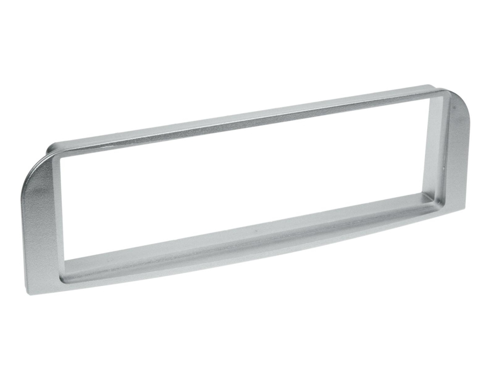 En silverfärgad monteringsram för 1-DIN, avsedd för Alfa Romeo 147/GT.