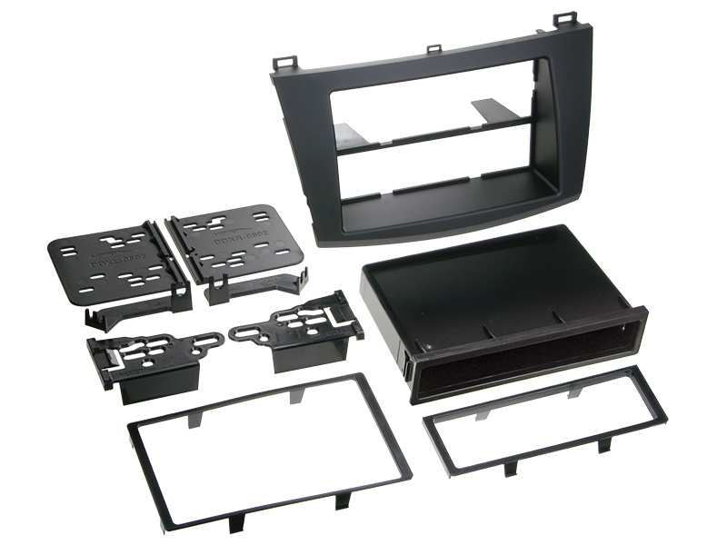 Monteringsram för bilradio, passar Mazda 3 -09. Innehåller flera fästelement.