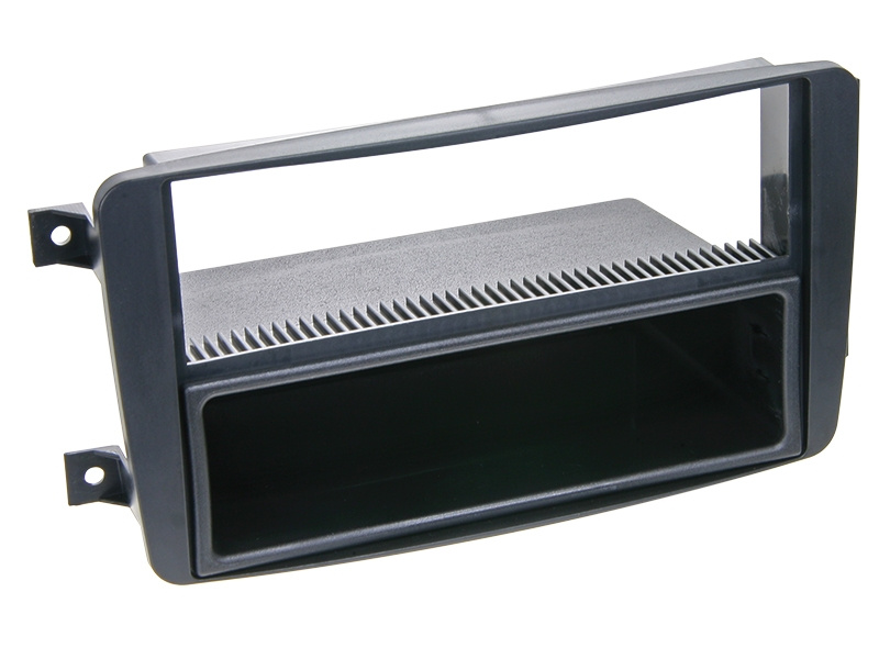 En plastkonsol för ljudutrustning i bilar.