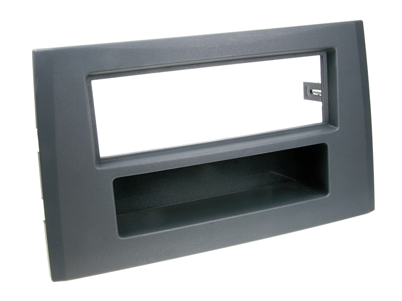 En plastram för enkel-DIN stereoinstallation i Volvo XC90.