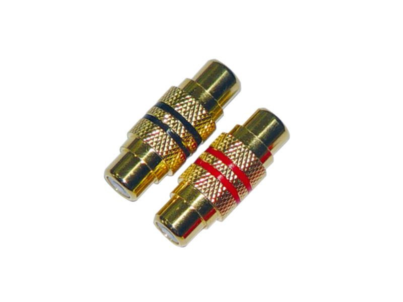 Skarvkontakter hona-hona i guld med färgade ringar för ljudanslutning.