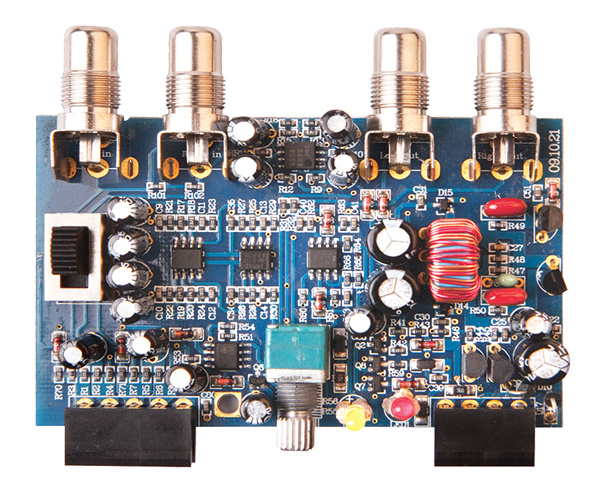 En kretskort med komponenter för ACV line driver -10 volt.