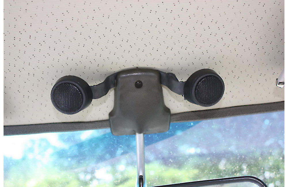 Metallskenor som använts för att montera två diskanter.