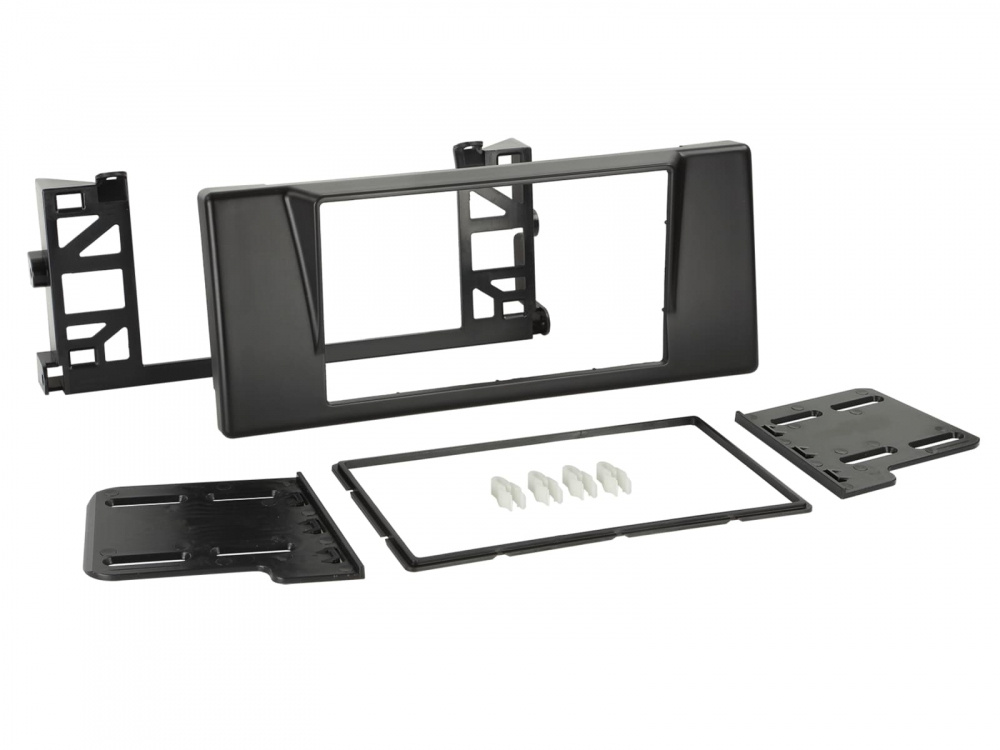 En svart Monteringsram för 2-din ljudsystem till BMW E39.