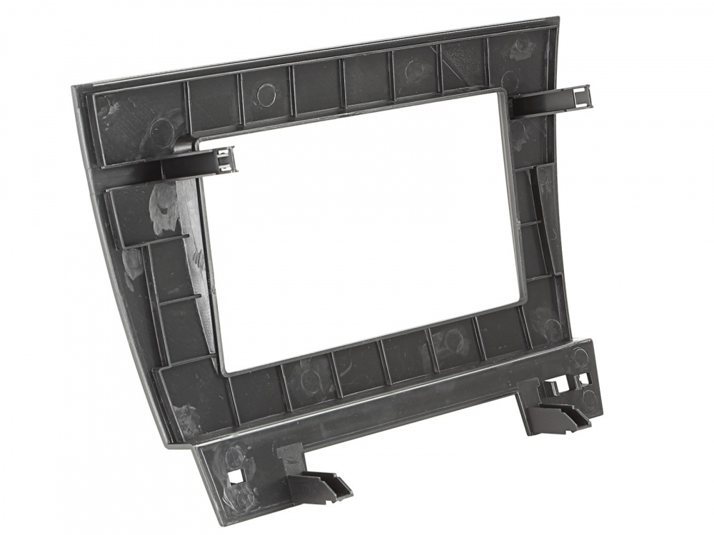 En svart monteringsram för 2-DIN stereo i BMW X1 (E84).