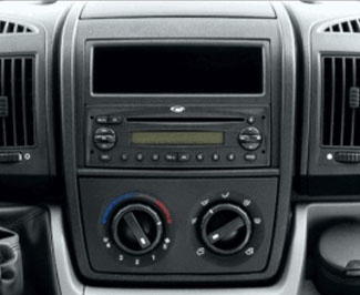 Monteringsram för bilradio med kontroller och spår för airflow.