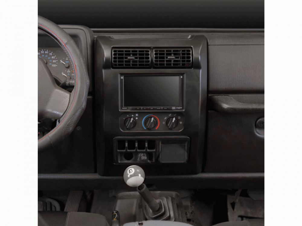 Instrumentpanel i en Jeep Wrangler med plats för en 2-DIN stereo.