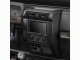 ACV Monteringsram 2-DIN Jeep Wrangler 2003-2007 En bilmonitor med vitmonteringsram i en Jeep Wrangler interiör.
