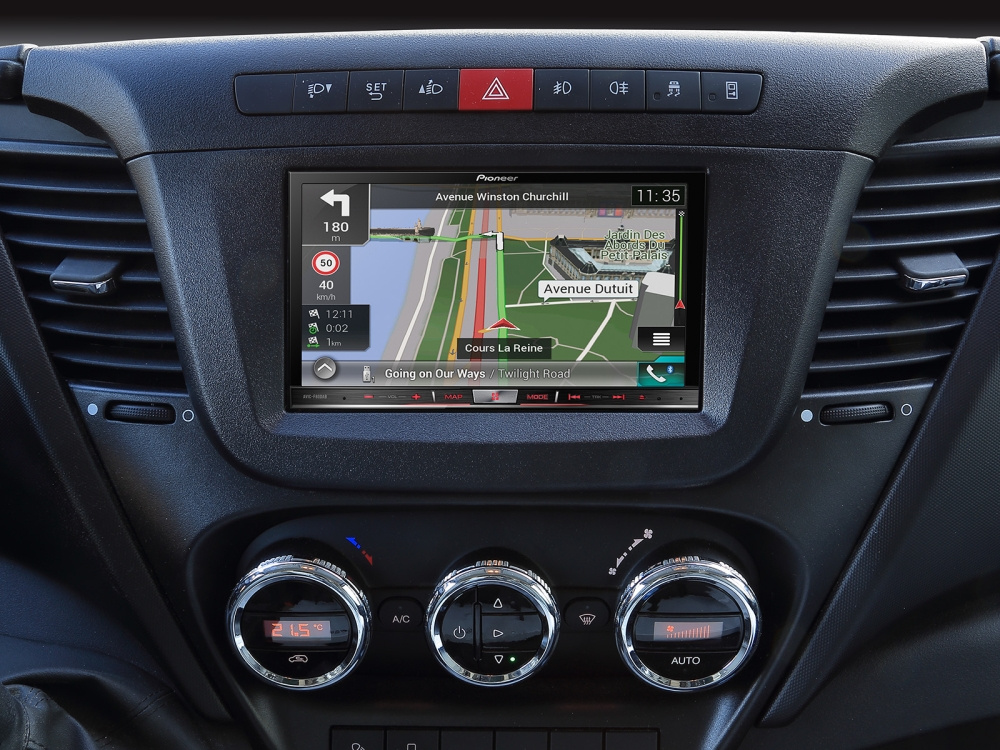 En bilskärm med navigering och luftkonditionering.