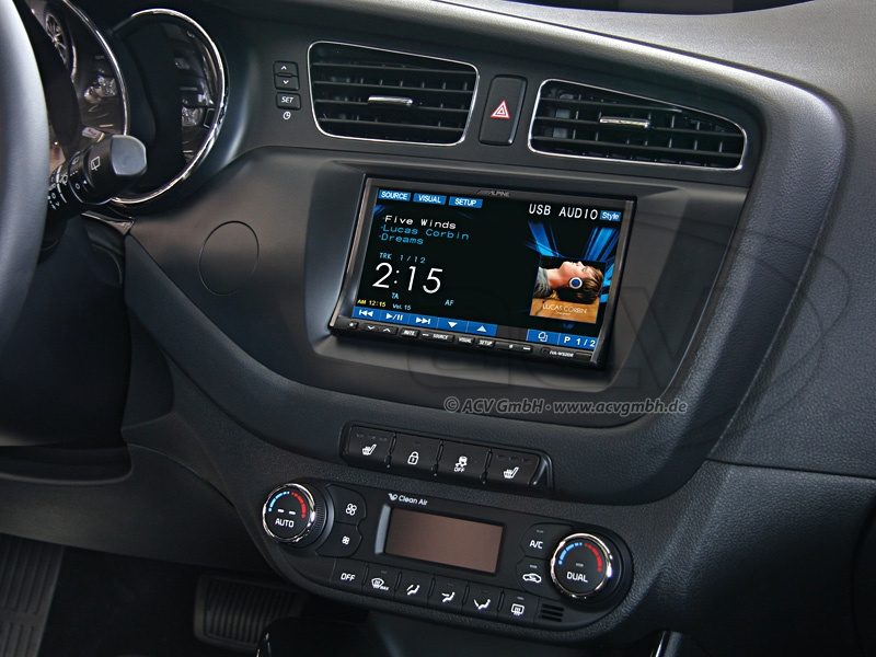 Monteringsram för bilstereo i Kia Ceed 2012, med skärm och kontroller.