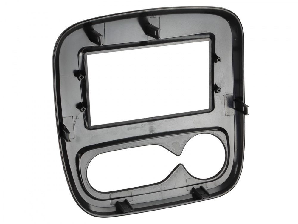 Monteringsram i plast för installation av bilstereo.