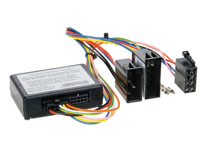 Rattstyrningsadapter med kablar för att ansluta Pioneer till Mercedes.