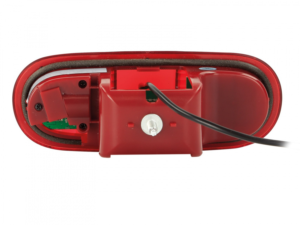 En bakkamera med röd kåpa och anslutning för kabel.