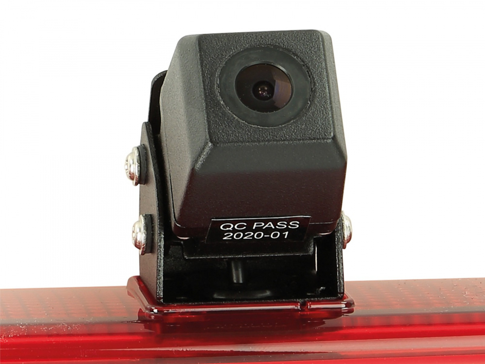 En svart backkamera monterad på en röd bakljusram.