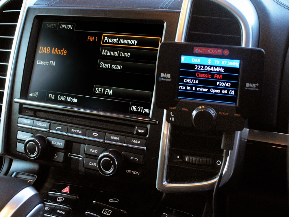 En bilradio med DAB-mottagare och skärm som visar station och information.