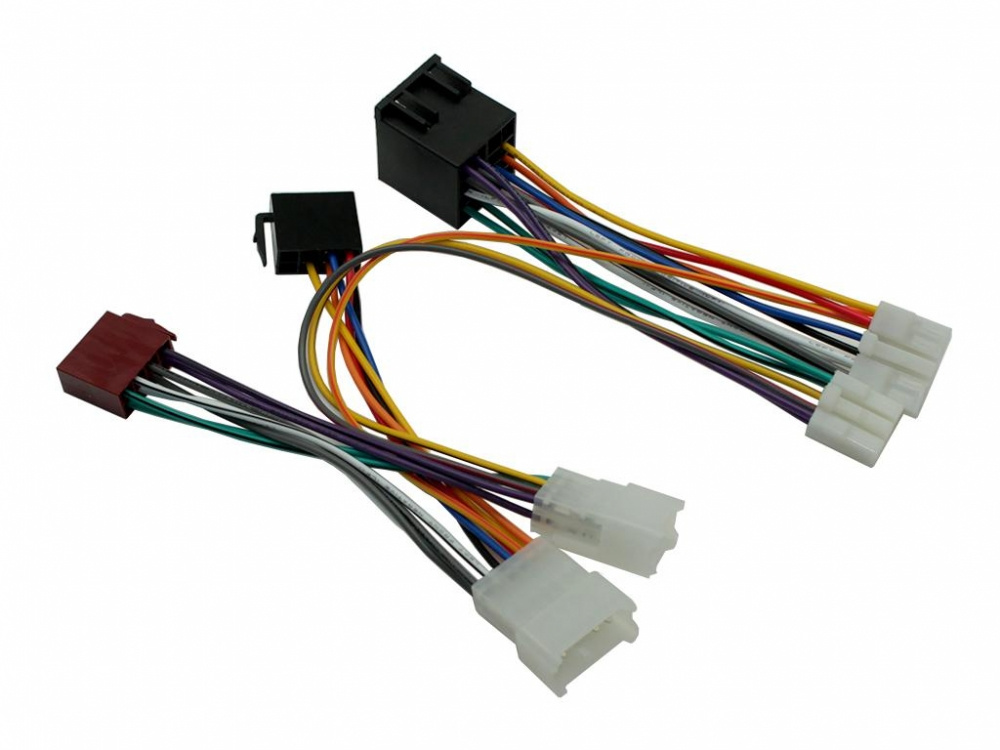 Adapterkablage för bilstereoinstallation, anslutningar med flera färgade ledningar.