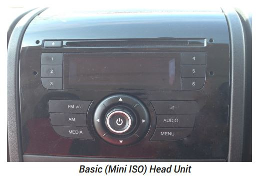 Monteringsram för bilstereo med kontroller och display.