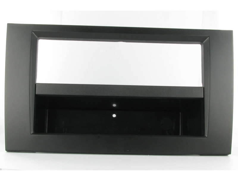 Monteringsram för Audi A4, modellår 2002-2006, svart plast.