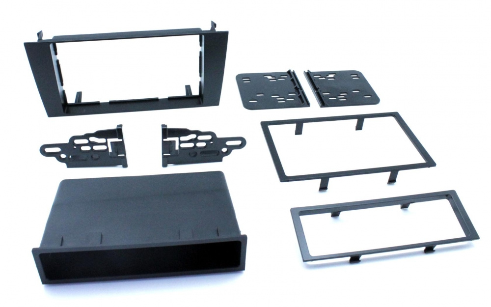 Monteringsram för dubbeldin i bil, inklusive fästen och adapter.