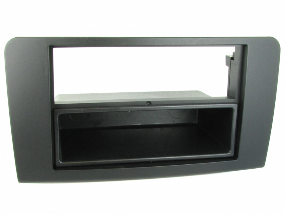 Monteringsram för installation av enkeldin-stereo i Mercedes.