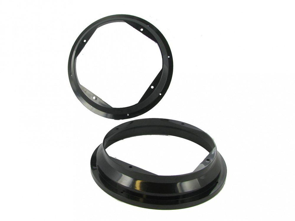 Högtalaradapter i svart plast för installation i Golf MK IV, Audi A2 och Seat.