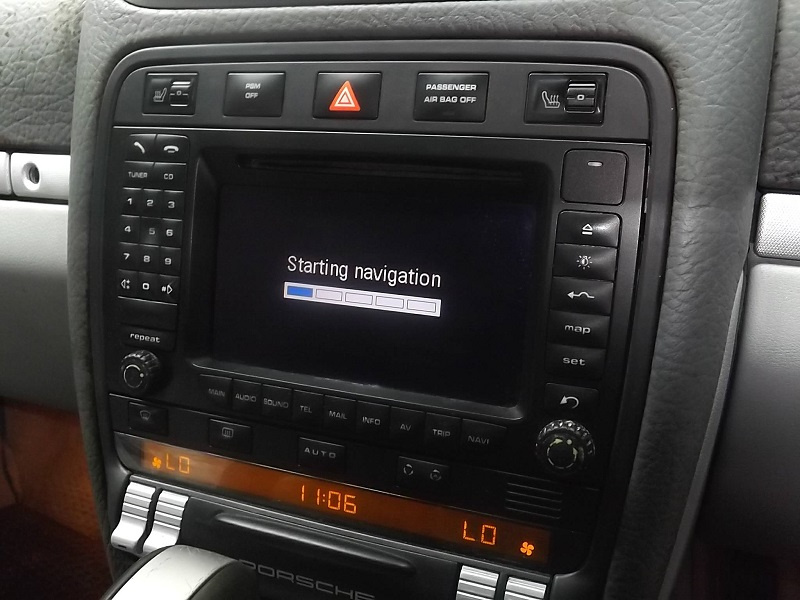 En bilskärm som visar meddelandet \