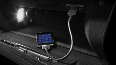 En smartphone ansluten till ett Bluetooth-interface i en bil.