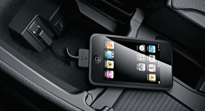 Bluetooth-gränssnitt med en smartphone i mittkonsolen.