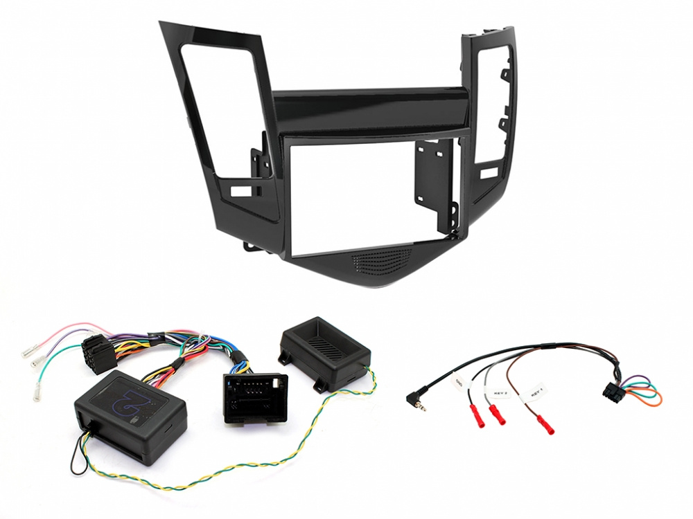 Installationskit för stereo till Chevrolet Cruze 08-12 med adapter och kablar.