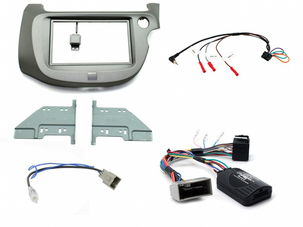 Installationskit för Honda Jazz med ram, kablar och adaptrar.