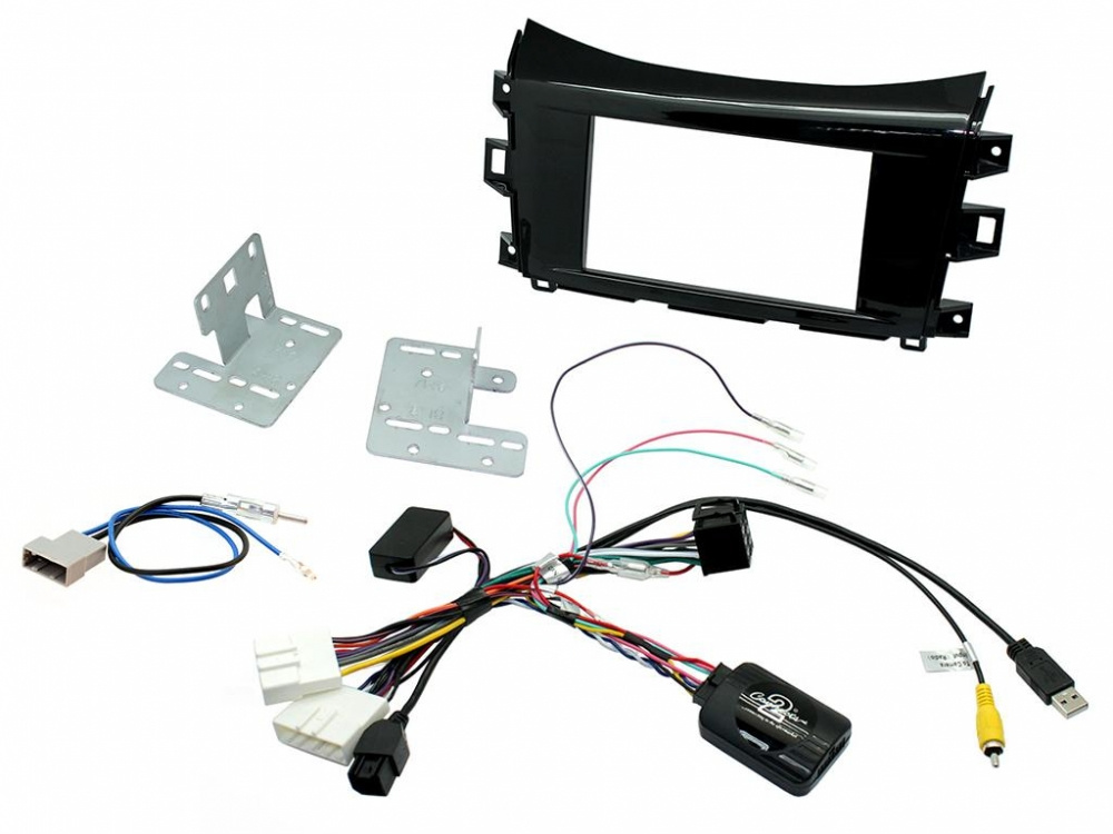 Installationskit för Nissan Navara 15 med svarta delar och anslutningar.