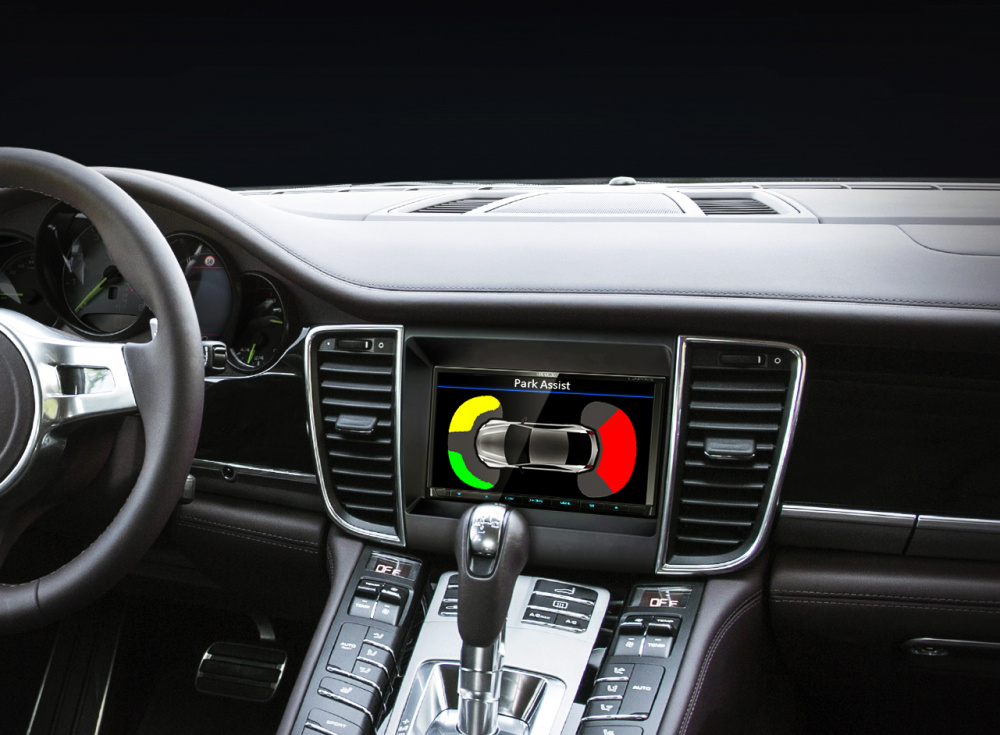 En bilinteriör med en skärm som visar parkeringshjälp.