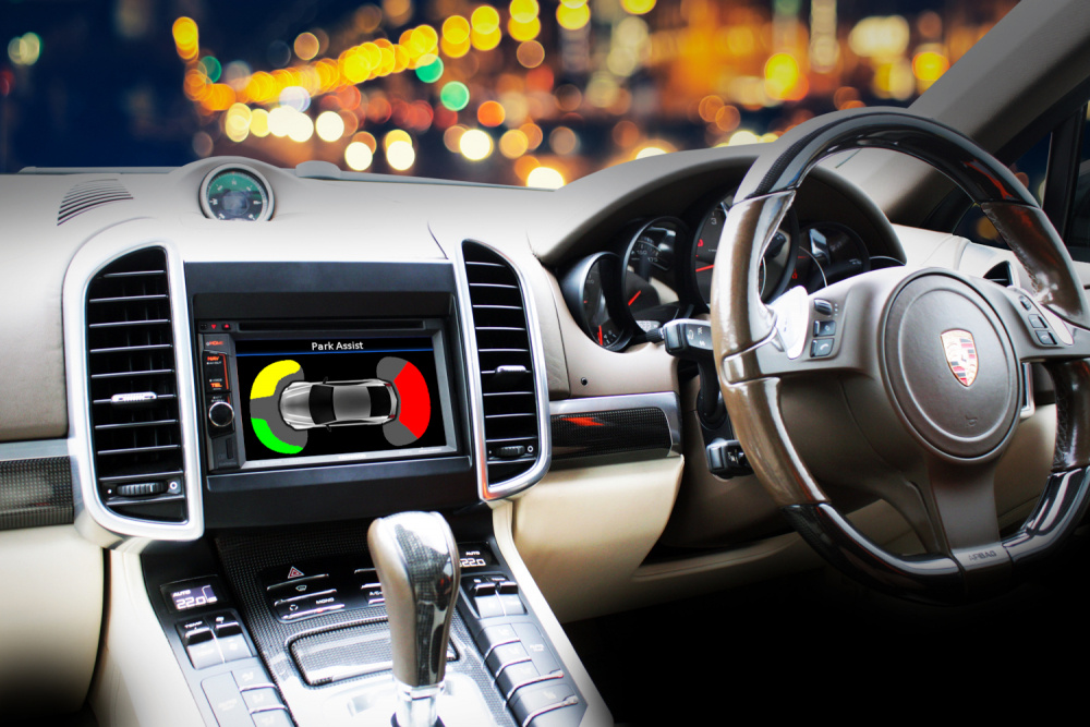 En bilinteriör med navigationsskärm för parkering och en sportig ratt.