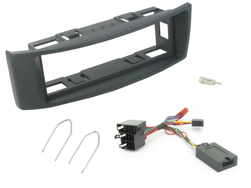 Installationskit för Renault Megane <2006, innehåller ram, kablar och verktyg.